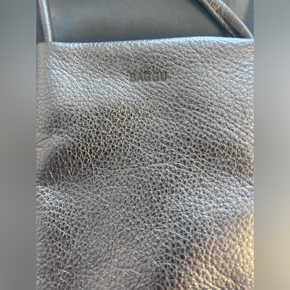 BAGGU Silver Leather Phone Sling Crossbody Case Bag - Picture 2 of 6